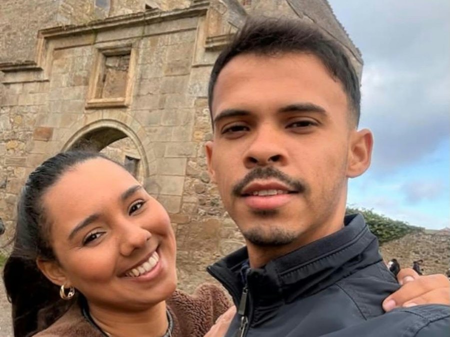 Romário e Sophia diante de um castelo histórico na Escócia