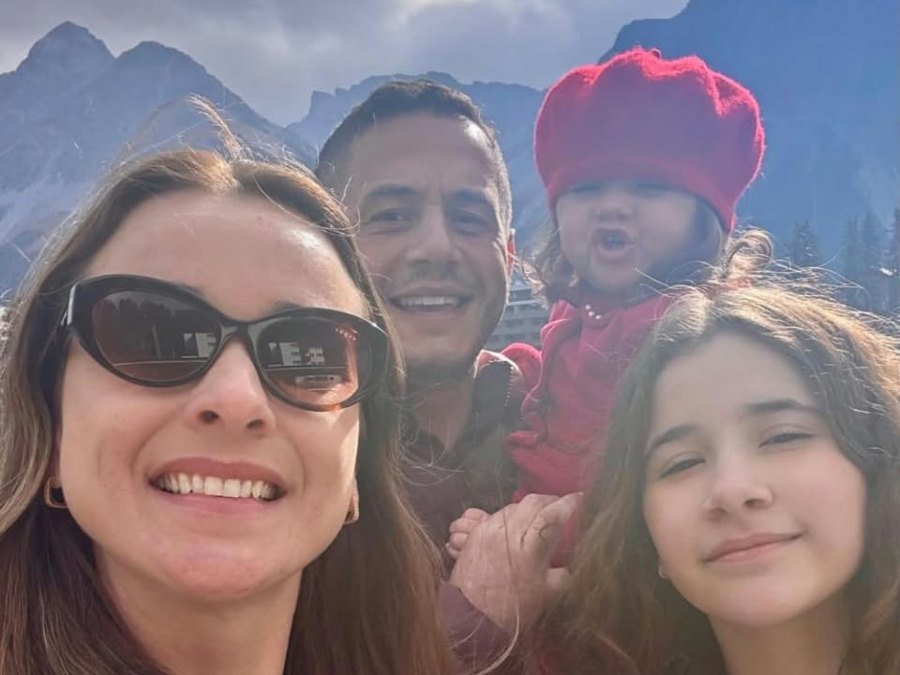 Deivid, Luciene e as filhas diante das montanhas na Europa